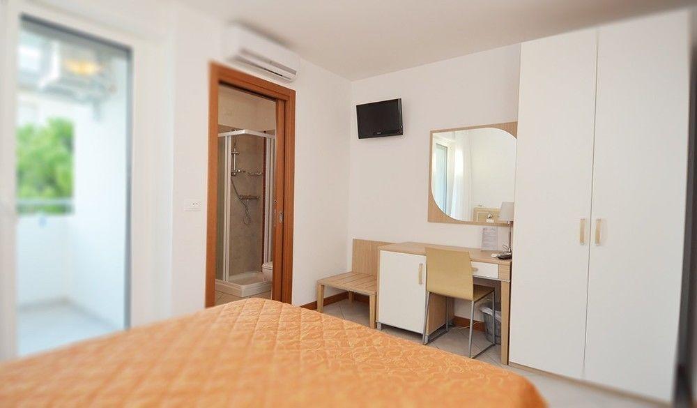 Hotel Meuble Zenith Линьяно-Саббьядоро Экстерьер фото