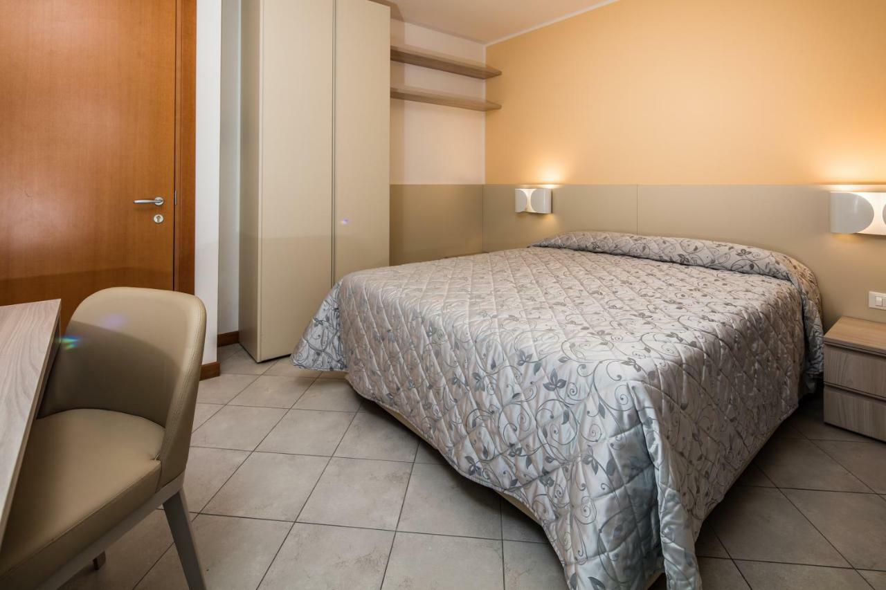 Hotel Meuble Zenith Линьяно-Саббьядоро Экстерьер фото
